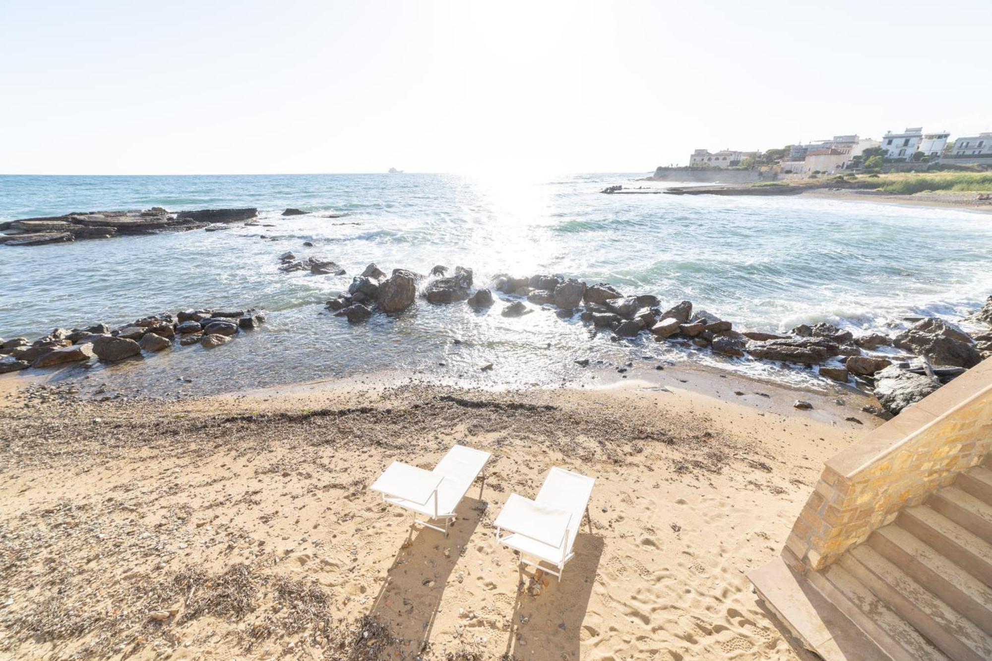 Le Suites Sul Mare Di Esterina チビタベッキア エクステリア 写真