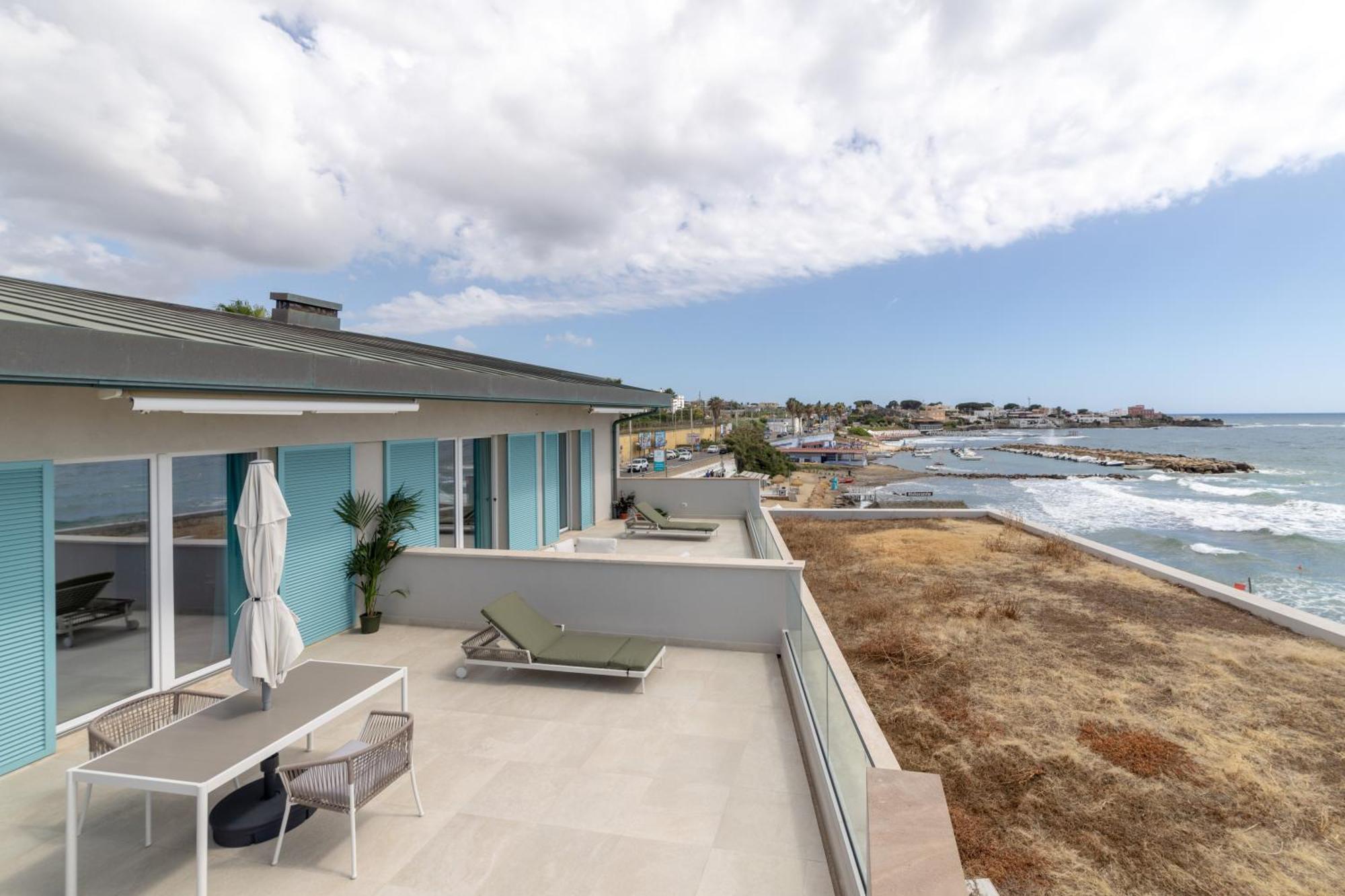 Le Suites Sul Mare Di Esterina チビタベッキア エクステリア 写真